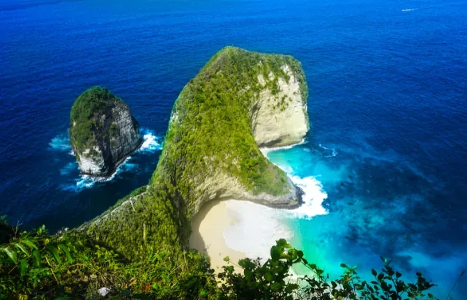 Kelingking Beach T-Rex cliff on Nusa Penida west coast tour